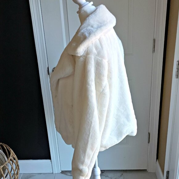 NEW! EXQUISITE Oversized WHITE FAUX FUR JACKET COAT - Picture 4 of 4